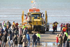 19-11-2022 NIEUWS-INTOCHT SINTERKLAAS-EGMOND AAN ZEE. Op een heuse reddingsboot kwam de Sint samen met veeg pieten aan in Egmond aan zee.Een paar honderd mensen waren gekomen om de Sint en zijn vele Pieten te verwelkomen in 
Egmond aan zee. Ondanks de koude en gure wind was iedereen blij om de Sint weer te zien.De Sint nam veel tijd voor ouders en de vele kinderen.Het was ook het eerste jaar dat er veeg pieten waren ipv de vertrouwde zwarte pieten.
foto: Albert den Iseger