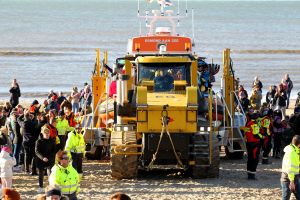 19-11-2022 NIEUWS-INTOCHT SINTERKLAAS-EGMOND AAN ZEE. Op een heuse reddingsboot kwam de Sint samen met veeg pieten aan in Egmond aan zee.Een paar honderd mensen waren gekomen om de Sint en zijn vele Pieten te verwelkomen in 
Egmond aan zee. Ondanks de koude en gure wind was iedereen blij om de Sint weer te zien.De Sint nam veel tijd voor ouders en de vele kinderen.Het was ook het eerste jaar dat er veeg pieten waren ipv de vertrouwde zwarte pieten.
foto: Albert den Iseger