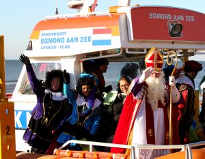 19-11-2022 NIEUWS-INTOCHT SINTERKLAAS-EGMOND AAN ZEE. Op een heuse reddingsboot kwam de Sint samen met veeg pieten aan in Egmond aan zee.Een paar honderd mensen waren gekomen om de Sint en zijn vele Pieten te verwelkomen in 
Egmond aan zee. Ondanks de koude en gure wind was iedereen blij om de Sint weer te zien.De Sint nam veel tijd voor ouders en de vele kinderen.Het was ook het eerste jaar dat er veeg pieten waren ipv de vertrouwde zwarte pieten.
foto: Albert den Iseger