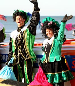 19-11-2022 NIEUWS-INTOCHT SINTERKLAAS-EGMOND AAN ZEE. Op een heuse reddingsboot kwam de Sint samen met veeg pieten aan in Egmond aan zee.Een paar honderd mensen waren gekomen om de Sint en zijn vele Pieten te verwelkomen in 
Egmond aan zee. Ondanks de koude en gure wind was iedereen blij om de Sint weer te zien.De Sint nam veel tijd voor ouders en de vele kinderen.Het was ook het eerste jaar dat er veeg pieten waren ipv de vertrouwde zwarte pieten.
foto: Albert den Iseger