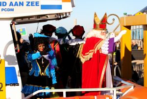 19-11-2022 NIEUWS-INTOCHT SINTERKLAAS-EGMOND AAN ZEE. Op een heuse reddingsboot kwam de Sint samen met veeg pieten aan in Egmond aan zee.Een paar honderd mensen waren gekomen om de Sint en zijn vele Pieten te verwelkomen in 
Egmond aan zee. Ondanks de koude en gure wind was iedereen blij om de Sint weer te zien.De Sint nam veel tijd voor ouders en de vele kinderen.Het was ook het eerste jaar dat er veeg pieten waren ipv de vertrouwde zwarte pieten.
foto: Albert den Iseger