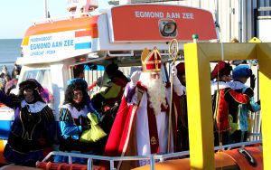 19-11-2022 NIEUWS-INTOCHT SINTERKLAAS-EGMOND AAN ZEE. Op een heuse reddingsboot kwam de Sint samen met veeg pieten aan in Egmond aan zee.Een paar honderd mensen waren gekomen om de Sint en zijn vele Pieten te verwelkomen in 
Egmond aan zee. Ondanks de koude en gure wind was iedereen blij om de Sint weer te zien.De Sint nam veel tijd voor ouders en de vele kinderen.Het was ook het eerste jaar dat er veeg pieten waren ipv de vertrouwde zwarte pieten.
foto: Albert den Iseger