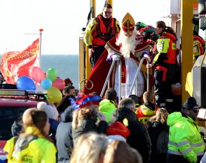 19-11-2022 NIEUWS-INTOCHT SINTERKLAAS-EGMOND AAN ZEE. Op een heuse reddingsboot kwam de Sint samen met veeg pieten aan in Egmond aan zee.Een paar honderd mensen waren gekomen om de Sint en zijn vele Pieten te verwelkomen in 
Egmond aan zee. Ondanks de koude en gure wind was iedereen blij om de Sint weer te zien.De Sint nam veel tijd voor ouders en de vele kinderen.Het was ook het eerste jaar dat er veeg pieten waren ipv de vertrouwde zwarte pieten.
foto: Albert den Iseger