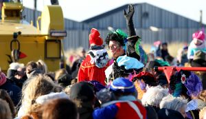 19-11-2022 NIEUWS-INTOCHT SINTERKLAAS-EGMOND AAN ZEE. Op een heuse reddingsboot kwam de Sint samen met veeg pieten aan in Egmond aan zee.Een paar honderd mensen waren gekomen om de Sint en zijn vele Pieten te verwelkomen in 
Egmond aan zee. Ondanks de koude en gure wind was iedereen blij om de Sint weer te zien.De Sint nam veel tijd voor ouders en de vele kinderen.Het was ook het eerste jaar dat er veeg pieten waren ipv de vertrouwde zwarte pieten.
foto: Albert den Iseger