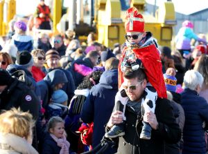 19-11-2022 NIEUWS-INTOCHT SINTERKLAAS-EGMOND AAN ZEE. Op een heuse reddingsboot kwam de Sint samen met veeg pieten aan in Egmond aan zee.Een paar honderd mensen waren gekomen om de Sint en zijn vele Pieten te verwelkomen in 
Egmond aan zee. Ondanks de koude en gure wind was iedereen blij om de Sint weer te zien.De Sint nam veel tijd voor ouders en de vele kinderen.Het was ook het eerste jaar dat er veeg pieten waren ipv de vertrouwde zwarte pieten.
foto: Albert den Iseger