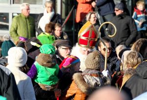 19-11-2022 NIEUWS-INTOCHT SINTERKLAAS-EGMOND AAN ZEE. Op een heuse reddingsboot kwam de Sint samen met veeg pieten aan in Egmond aan zee.Een paar honderd mensen waren gekomen om de Sint en zijn vele Pieten te verwelkomen in 
Egmond aan zee. Ondanks de koude en gure wind was iedereen blij om de Sint weer te zien.De Sint nam veel tijd voor ouders en de vele kinderen.Het was ook het eerste jaar dat er veeg pieten waren ipv de vertrouwde zwarte pieten.
foto: Albert den Iseger