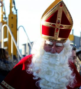 19-11-2022 NIEUWS-INTOCHT SINTERKLAAS-EGMOND AAN ZEE. Op een heuse reddingsboot kwam de Sint samen met veeg pieten aan in Egmond aan zee.Een paar honderd mensen waren gekomen om de Sint en zijn vele Pieten te verwelkomen in 
Egmond aan zee. Ondanks de koude en gure wind was iedereen blij om de Sint weer te zien.De Sint nam veel tijd voor ouders en de vele kinderen.Het was ook het eerste jaar dat er veeg pieten waren ipv de vertrouwde zwarte pieten.
foto: Albert den Iseger
