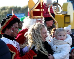 19-11-2022 NIEUWS-INTOCHT SINTERKLAAS-EGMOND AAN ZEE. Op een heuse reddingsboot kwam de Sint samen met veeg pieten aan in Egmond aan zee.Een paar honderd mensen waren gekomen om de Sint en zijn vele Pieten te verwelkomen in 
Egmond aan zee. Ondanks de koude en gure wind was iedereen blij om de Sint weer te zien.De Sint nam veel tijd voor ouders en de vele kinderen.Het was ook het eerste jaar dat er veeg pieten waren ipv de vertrouwde zwarte pieten.
foto: Albert den Iseger