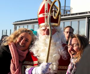 19-11-2022 NIEUWS-INTOCHT SINTERKLAAS-EGMOND AAN ZEE. Op een heuse reddingsboot kwam de Sint samen met veeg pieten aan in Egmond aan zee.Een paar honderd mensen waren gekomen om de Sint en zijn vele Pieten te verwelkomen in 
Egmond aan zee. Ondanks de koude en gure wind was iedereen blij om de Sint weer te zien.De Sint nam veel tijd voor ouders en de vele kinderen.Het was ook het eerste jaar dat er veeg pieten waren ipv de vertrouwde zwarte pieten.
foto: Albert den Iseger