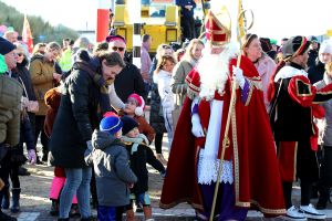 19-11-2022 NIEUWS-INTOCHT SINTERKLAAS-EGMOND AAN ZEE. Op een heuse reddingsboot kwam de Sint samen met veeg pieten aan in Egmond aan zee.Een paar honderd mensen waren gekomen om de Sint en zijn vele Pieten te verwelkomen in 
Egmond aan zee. Ondanks de koude en gure wind was iedereen blij om de Sint weer te zien.De Sint nam veel tijd voor ouders en de vele kinderen.Het was ook het eerste jaar dat er veeg pieten waren ipv de vertrouwde zwarte pieten.
foto: Albert den Iseger