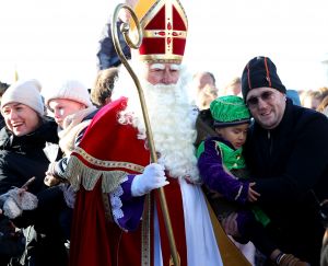 19-11-2022 NIEUWS-INTOCHT SINTERKLAAS-EGMOND AAN ZEE. Op een heuse reddingsboot kwam de Sint samen met veeg pieten aan in Egmond aan zee.Een paar honderd mensen waren gekomen om de Sint en zijn vele Pieten te verwelkomen in 
Egmond aan zee. Ondanks de koude en gure wind was iedereen blij om de Sint weer te zien.De Sint nam veel tijd voor ouders en de vele kinderen.Het was ook het eerste jaar dat er veeg pieten waren ipv de vertrouwde zwarte pieten.
foto: Albert den Iseger