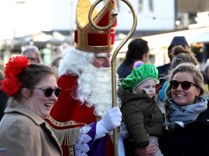 19-11-2022 NIEUWS-INTOCHT SINTERKLAAS-EGMOND AAN ZEE. Op een heuse reddingsboot kwam de Sint samen met veeg pieten aan in Egmond aan zee.Een paar honderd mensen waren gekomen om de Sint en zijn vele Pieten te verwelkomen in 
Egmond aan zee. Ondanks de koude en gure wind was iedereen blij om de Sint weer te zien.De Sint nam veel tijd voor ouders en de vele kinderen.Het was ook het eerste jaar dat er veeg pieten waren ipv de vertrouwde zwarte pieten.
foto: Albert den Iseger