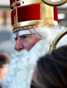 19-11-2022 NIEUWS-INTOCHT SINTERKLAAS-EGMOND AAN ZEE. Op een heuse reddingsboot kwam de Sint samen met veeg pieten aan in Egmond aan zee.Een paar honderd mensen waren gekomen om de Sint en zijn vele Pieten te verwelkomen in 
Egmond aan zee. Ondanks de koude en gure wind was iedereen blij om de Sint weer te zien.De Sint nam veel tijd voor ouders en de vele kinderen.Het was ook het eerste jaar dat er veeg pieten waren ipv de vertrouwde zwarte pieten.
foto: Albert den Iseger