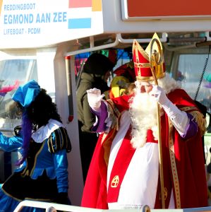 19-11-2022 NIEUWS-INTOCHT SINTERKLAAS-EGMOND AAN ZEE. Op een heuse reddingsboot kwam de Sint samen met veeg pieten aan in Egmond aan zee.Een paar honderd mensen waren gekomen om de Sint en zijn vele Pieten te verwelkomen in 
Egmond aan zee. Ondanks de koude en gure wind was iedereen blij om de Sint weer te zien.De Sint nam veel tijd voor ouders en de vele kinderen.Het was ook het eerste jaar dat er veeg pieten waren ipv de vertrouwde zwarte pieten.
foto: Albert den Iseger