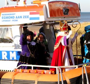 19-11-2022 NIEUWS-INTOCHT SINTERKLAAS-EGMOND AAN ZEE. Op een heuse reddingsboot kwam de Sint samen met veeg pieten aan in Egmond aan zee.Een paar honderd mensen waren gekomen om de Sint en zijn vele Pieten te verwelkomen in 
Egmond aan zee. Ondanks de koude en gure wind was iedereen blij om de Sint weer te zien.De Sint nam veel tijd voor ouders en de vele kinderen.Het was ook het eerste jaar dat er veeg pieten waren ipv de vertrouwde zwarte pieten.
foto: Albert den Iseger