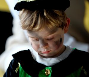 19-11-2022 NIEUWS-INTOCHT SINTERKLAAS-EGMOND AAN ZEE. Op een heuse reddingsboot kwam de Sint samen met veeg pieten aan in Egmond aan zee.Een paar honderd mensen waren gekomen om de Sint en zijn vele Pieten te verwelkomen in 
Egmond aan zee. Ondanks de koude en gure wind was iedereen blij om de Sint weer te zien.De Sint nam veel tijd voor ouders en de vele kinderen.Het was ook het eerste jaar dat er veeg pieten waren ipv de vertrouwde zwarte pieten.
foto: Albert den Iseger