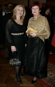 13-10-2005 POLITIEK: MINISTER SYBILLA DEKKER ONTVING DE VENECA AWARD 2005 IN DE RIDDERZAAL. Tijdens het jaardiner 2005 in de Ridderzaal Den Haag ontving Sybilla Dekker uit handen van Dhr. j.G.A.Rijnierse de Veneca Award 2005.Vele genodigden genoten van het heerlijke diner in de prachtige Riidderzaal.Ook college van Sybilla Dekker waren aanwezig o.a.Karla Peijs. 
foto: Albert den Iseger.