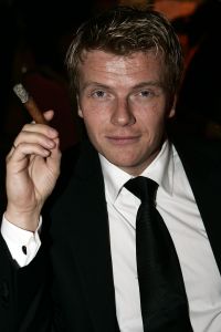 28-10-2005 SHOWBIZZ; 10e GRAND GALA DU CIGARE EN 3e GALA VAN HET GROTE GENIETEN. Genomineerd als Chevalier 2005  waren Thijs Romer Peter Lusse en Herman Den Blijker. Uiteindelijk won Peter Lusse de titel Chevalier du circle du cigare 2005.Er waren tal van bekende nederlanders uit zakenwereld showbizz en politiek aanwezig.Er werd weer op hoog niveau plezierig een sigaartje gerookt, en het zevengangen menu was weer overheerlijk evenals de voortreffelijke wijen.Het was weer een groot succes.
foto: Albert den Iseger.