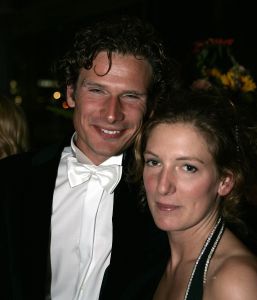 23-10-2005 SHOWBIZZ; JAN SMIT WINT 40STE TELEVIZIER -RING. Het publiek heeft gestemd en niet een academie van hoge heren en wijze dames. Jan Smit won de 40ste ring voor zijn programma Gewoon Jan Smit.Verdere winnaars waren Wendy van Dijk won dit jaar een Zilveren Televizier ster, Sipke Jan Bousema een Gouden Stuiver en Jochem van Gelder won ook een zilveren ster. Vele bekenden uit de TV wereld waren aanwezig en het was ook een gala van de mooiste jurken. 
foto: Albert den Iseger