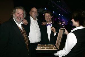 28-10-2005 SHOWBIZZ; 10e GRAND GALA DU CIGARE EN 3e GALA VAN HET GROTE GENIETEN. Genomineerd als Chevalier 2005  waren Thijs Romer Peter Lusse en Herman Den Blijker. Uiteindelijk won Peter Lusse de titel Chevalier du circle du cigare 2005.Er waren tal van bekende nederlanders uit zakenwereld showbizz en politiek aanwezig.Er werd weer op hoog niveau plezierig een sigaartje gerookt, en het zevengangen menu was weer overheerlijk evenals de voortreffelijke wijen.Het was weer een groot succes.
foto: Albert den Iseger.