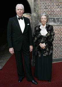 13-10-2005 POLITIEK: MINISTER SYBILLA DEKKER ONTVING DE VENECA AWARD 2005 IN DE RIDDERZAAL. Tijdens het jaardiner 2005 in de Ridderzaal Den Haag ontving Sybilla Dekker uit handen van Dhr. j.G.A.Rijnierse de Veneca Award 2005.Vele genodigden genoten van het heerlijke diner in de prachtige Riidderzaal.Ook college van Sybilla Dekker waren aanwezig o.a.Karla Peijs. 
foto: Albert den Iseger.