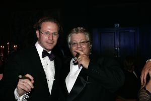 28-10-2005 SHOWBIZZ; 10e GRAND GALA DU CIGARE EN 3e GALA VAN HET GROTE GENIETEN. Genomineerd als Chevalier 2005  waren Thijs Romer Peter Lusse en Herman Den Blijker. Uiteindelijk won Peter Lusse de titel Chevalier du circle du cigare 2005.Er waren tal van bekende nederlanders uit zakenwereld showbizz en politiek aanwezig.Er werd weer op hoog niveau plezierig een sigaartje gerookt, en het zevengangen menu was weer overheerlijk evenals de voortreffelijke wijen.Het was weer een groot succes.
foto: Albert den Iseger.