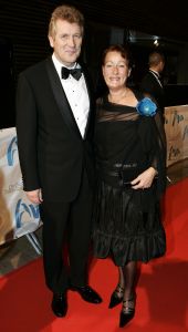 23-10-2005 SHOWBIZZ; JAN SMIT WINT 40STE TELEVIZIER -RING. Het publiek heeft gestemd en niet een academie van hoge heren en wijze dames. Jan Smit won de 40ste ring voor zijn programma Gewoon Jan Smit.Verdere winnaars waren Wendy van Dijk won dit jaar een Zilveren Televizier ster, Sipke Jan Bousema een Gouden Stuiver en Jochem van Gelder won ook een zilveren ster. Vele bekenden uit de TV wereld waren aanwezig en het was ook een gala van de mooiste jurken. 
foto: Albert den Iseger