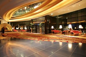 04-10-2005 ARCHITECTEUR: ENIGSTE 7 STERREN HOTEL TER WERELD HET BURJ AL ARAB HOTEL IN DUBAI.Exclusieve fotoserie van dit 7 sterren hotel te Dubai, ook  foto\'s van het interieur van een van werelds mooiste hotels.
foto\'s Albert den Iseger.