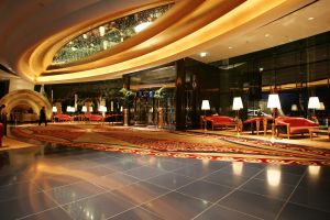 04-10-2005 ARCHITECTEUR: ENIGSTE 7 STERREN HOTEL TER WERELD HET BURJ AL ARAB HOTEL IN DUBAI.Exclusieve fotoserie van dit 7 sterren hotel te Dubai, ook  foto\'s van het interieur van een van werelds mooiste hotels.
foto\'s Albert den Iseger.