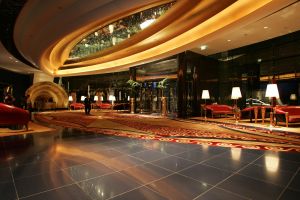 04-10-2005 ARCHITECTEUR: ENIGSTE 7 STERREN HOTEL TER WERELD HET BURJ AL ARAB HOTEL IN DUBAI.Exclusieve fotoserie van dit 7 sterren hotel te Dubai, ook  foto\'s van het interieur van een van werelds mooiste hotels.
foto\'s Albert den Iseger.