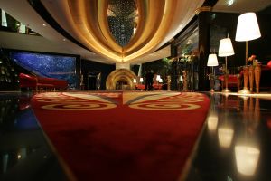 04-10-2005 ARCHITECTEUR: ENIGSTE 7 STERREN HOTEL TER WERELD HET BURJ AL ARAB HOTEL IN DUBAI.Exclusieve fotoserie van dit 7 sterren hotel te Dubai, ook  foto\'s van het interieur van een van werelds mooiste hotels.
foto\'s Albert den Iseger.