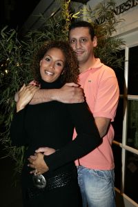 26-10-2005 SHOWBIZZ; GLENNIS GRACE EN HAAR VRIEND MOOS VERTELLEN HET GROTE NIEUWS. Glennis is twee maanden zwanger en gisteren werd de eerste echoscopie gemaakt en keerden Glennis en Moos terug naar huis met een tweedimensionale  zwart wit foto van hun ongeboren baby.Trots toonde Glennis de foto vandaag in het programma Shownieuws op SBS . Op de foto Glennis en haar vriend Moos.
foto: Albert den Iseger.