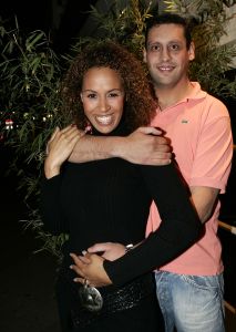 26-10-2005 SHOWBIZZ; GLENNIS GRACE EN HAAR VRIEND MOOS VERTELLEN HET GROTE NIEUWS. Glennis is twee maanden zwanger en gisteren werd de eerste echoscopie gemaakt en keerden Glennis en Moos terug naar huis met een tweedimensionale  zwart wit foto van hun ongeboren baby.Trots toonde Glennis de foto vandaag in het programma Shownieuws op SBS . Op de foto Glennis en haar vriend Moos.
foto: Albert den Iseger.