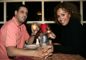 26-10-2005 SHOWBIZZ; GLENNIS GRACE EN HAAR VRIEND MOOS VERTELLEN HET GROTE NIEUWS. Glennis is twee maanden zwanger en gisteren werd de eerste echoscopie gemaakt en keerden Glennis en Moos terug naar huis met een tweedimensionale  zwart wit foto van hun ongeboren baby.Trots toonde Glennis de foto vandaag in het programma Shownieuws op SBS . Op de foto Glennis en haar vriend Moos.
foto: Albert den Iseger.
