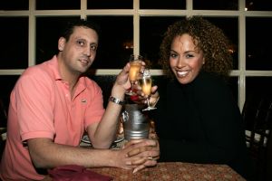 26-10-2005 SHOWBIZZ; GLENNIS GRACE EN HAAR VRIEND MOOS VERTELLEN HET GROTE NIEUWS. Glennis is twee maanden zwanger en gisteren werd de eerste echoscopie gemaakt en keerden Glennis en Moos terug naar huis met een tweedimensionale  zwart wit foto van hun ongeboren baby.Trots toonde Glennis de foto vandaag in het programma Shownieuws op SBS . Op de foto Glennis en haar vriend Moos.
foto: Albert den Iseger.