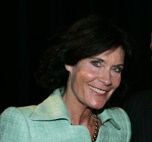 10-10-2005 NIEUWS: GRETTA DUISENBERG WERD ALS TERRORIST BEHANDELD IN ISRAEL.
Gisteren werd Gretta op het vliegveld Ben Goerion in Israel aangehouden toen ze het land in wilde.Agenten op zoek naar wapens eisten dat ze uit de kleren ging.Nadat alles werd onderzocht werd haar vriendelijk verzocht toch maar weer huiswaards te keren met hetzelfde vliegtuig waar zij mee gekomen was.Vervolgens is zij met dit vliegtuig naar Amsterdam teruggestuurd.Gisteren kwam zij dan hevig teleurgesteld weer aan op Schiphol.
foto:Albert den Iseger.