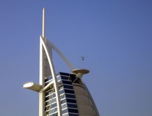 04-10-2005 ARCHITECTEUR: ENIGSTE 7 STERREN HOTEL TER WERELD HET BURJ AL ARAB HOTEL IN DUBAI.Exclusieve fotoserie van dit 7 sterren hotel te Dubai, ook  foto\'s van het interieur van een van werelds mooiste hotels.
foto\'s Albert den Iseger.