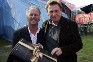 14-10-2005 SHOWBIZZ; BOEKPRESENTATIE VAN SCHRIJVER JAN VRIEND DOOR HENNY HUISMAN. Henny Huisman kwam de circus tent binnen op een olifant, daarna reikt hij de eerste exemplaren uit van het boek UIT HET DAL van schrijver Jan Vriend.Het boek gaat over verhalen van verschillende BNers. Een aantal van hen was ook aanwezig oa Maribelle,Petra Heyboer, Sylvana Simons,Xandra Brood en Marion van der Valk.Het was nog lang gezellig in het circus RENZ te Den Haag.
foto: Albert den Iseger. 