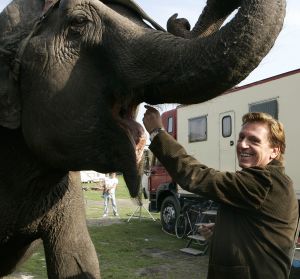 14-10-2005 SHOWBIZZ; BOEKPRESENTATIE VAN SCHRIJVER JAN VRIEND DOOR HENNY HUISMAN. Henny Huisman kwam de circus tent binnen op een olifant, daarna reikt hij de eerste exemplaren uit van het boek UIT HET DAL van schrijver Jan Vriend.Het boek gaat over verhalen van verschillende BNers. Een aantal van hen was ook aanwezig oa Maribelle,Petra Heyboer, Sylvana Simons,Xandra Brood en Marion van der Valk.Het was nog lang gezellig in het circus RENZ te Den Haag.
foto: Albert den Iseger. 