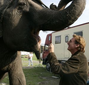 14-10-2005 SHOWBIZZ; BOEKPRESENTATIE VAN SCHRIJVER JAN VRIEND DOOR HENNY HUISMAN. Henny Huisman kwam de circus tent binnen op een olifant, daarna reikt hij de eerste exemplaren uit van het boek UIT HET DAL van schrijver Jan Vriend.Het boek gaat over verhalen van verschillende BNers. Een aantal van hen was ook aanwezig oa Maribelle,Petra Heyboer, Sylvana Simons,Xandra Brood en Marion van der Valk.Het was nog lang gezellig in het circus RENZ te Den Haag.
foto: Albert den Iseger. 