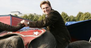 14-10-2005 SHOWBIZZ; BOEKPRESENTATIE VAN SCHRIJVER JAN VRIEND DOOR HENNY HUISMAN. Henny Huisman kwam de circus tent binnen op een olifant, daarna reikt hij de eerste exemplaren uit van het boek UIT HET DAL van schrijver Jan Vriend.Het boek gaat over verhalen van verschillende BNers. Een aantal van hen was ook aanwezig oa Maribelle,Petra Heyboer, Sylvana Simons,Xandra Brood en Marion van der Valk.Het was nog lang gezellig in het circus RENZ te Den Haag.
foto: Albert den Iseger. 