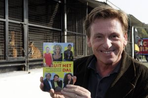 14-10-2005 SHOWBIZZ; BOEKPRESENTATIE VAN SCHRIJVER JAN VRIEND DOOR HENNY HUISMAN. Henny Huisman kwam de circus tent binnen op een olifant, daarna reikt hij de eerste exemplaren uit van het boek UIT HET DAL van schrijver Jan Vriend.Het boek gaat over verhalen van verschillende BNers. Een aantal van hen was ook aanwezig oa Maribelle,Petra Heyboer, Sylvana Simons,Xandra Brood en Marion van der Valk.Het was nog lang gezellig in het circus RENZ te Den Haag.
foto: Albert den Iseger. 