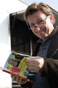 14-10-2005 SHOWBIZZ; BOEKPRESENTATIE VAN SCHRIJVER JAN VRIEND DOOR HENNY HUISMAN. Henny Huisman kwam de circus tent binnen op een olifant, daarna reikt hij de eerste exemplaren uit van het boek UIT HET DAL van schrijver Jan Vriend.Het boek gaat over verhalen van verschillende BNers. Een aantal van hen was ook aanwezig oa Maribelle,Petra Heyboer, Sylvana Simons,Xandra Brood en Marion van der Valk.Het was nog lang gezellig in het circus RENZ te Den Haag.
foto: Albert den Iseger. 