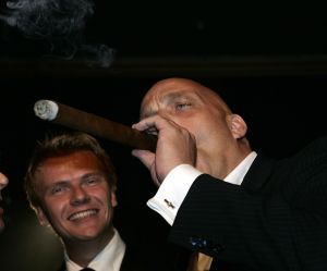 28-10-2005 SHOWBIZZ; 10e GRAND GALA DU CIGARE EN 3e GALA VAN HET GROTE GENIETEN. Genomineerd als Chevalier 2005  waren Thijs Romer Peter Lusse en Herman Den Blijker. Uiteindelijk won Peter Lusse de titel Chevalier du circle du cigare 2005.Er waren tal van bekende nederlanders uit zakenwereld showbizz en politiek aanwezig.Er werd weer op hoog niveau plezierig een sigaartje gerookt, en het zevengangen menu was weer overheerlijk evenals de voortreffelijke wijen.Het was weer een groot succes.
foto: Albert den Iseger.