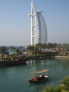 04-10-2005 ARCHITECTEUR: ENIGSTE 7 STERREN HOTEL TER WERELD HET BURJ AL ARAB HOTEL IN DUBAI.Exclusieve fotoserie van dit 7 sterren hotel te Dubai, ook  foto\'s van het interieur van een van werelds mooiste hotels.
foto\'s Albert den Iseger.