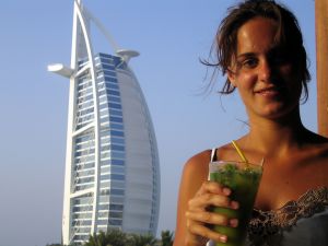 04-10-2005 ARCHITECTEUR: ENIGSTE 7 STERREN HOTEL TER WERELD HET BURJ AL ARAB HOTEL IN DUBAI.Exclusieve fotoserie van dit 7 sterren hotel te Dubai, ook  foto\'s van het interieur van een van werelds mooiste hotels.
foto\'s Albert den Iseger.