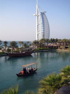 08-10-2005 ARCHITECTUUR:HOTEL BURJ AL ARAB TE DUBAI.
FOTO; ALBERT DEN ISEGER.