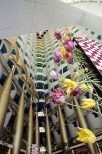 04-10-2005 ARCHITECTEUR: ENIGSTE 7 STERREN HOTEL TER WERELD HET BURJ AL ARAB HOTEL IN DUBAI.Exclusieve fotoserie van dit 7 sterren hotel te Dubai, ook  foto\'s van het interieur van een van werelds mooiste hotels.
foto\'s Albert den Iseger.
