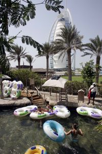 04-10-2005 ARCHITECTEUR: ENIGSTE 7 STERREN HOTEL TER WERELD HET BURJ AL ARAB HOTEL IN DUBAI.Exclusieve fotoserie van dit 7 sterren hotel te Dubai, ook  foto\'s van het interieur van een van werelds mooiste hotels.
foto\'s Albert den Iseger.