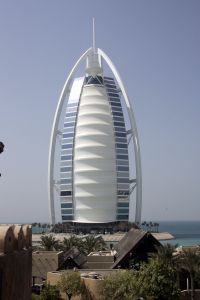 04-10-2005 ARCHITECTEUR: ENIGSTE 7 STERREN HOTEL TER WERELD HET BURJ AL ARAB HOTEL IN DUBAI.Exclusieve fotoserie van dit 7 sterren hotel te Dubai, ook  foto\'s van het interieur van een van werelds mooiste hotels.
foto\'s Albert den Iseger.